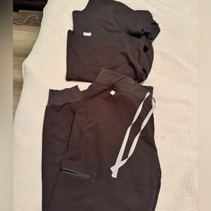 Women’s Figs Black scrub set